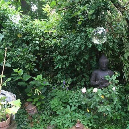 Grosse Hobbithoehle Mit Gemeinschaftsgarten *